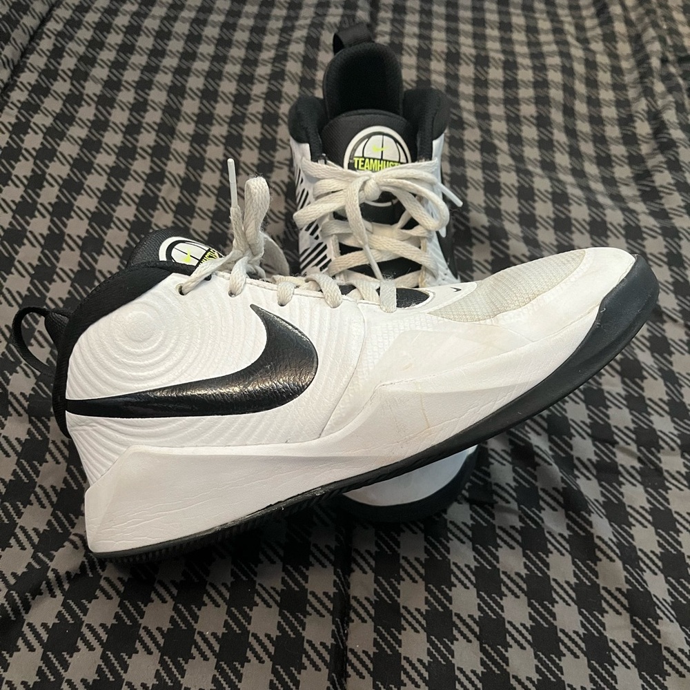 Nike team hustle size 4 youth